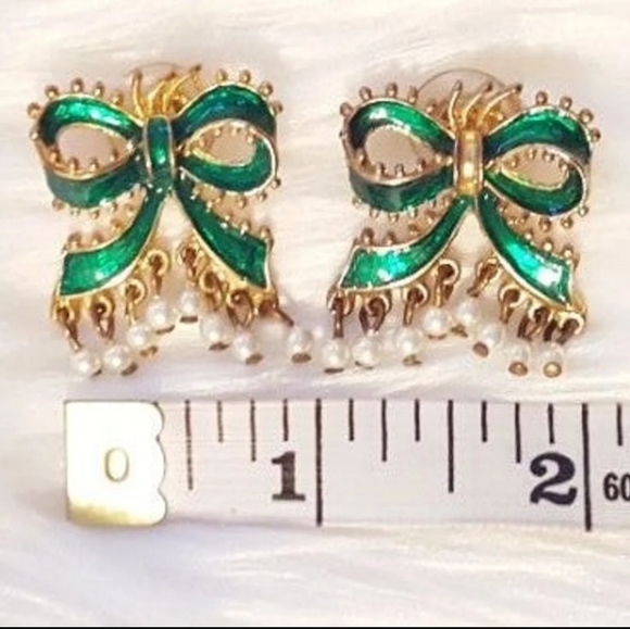 Rare green 1"×1" bow stud earrings. EUC - Picture 2 of 5